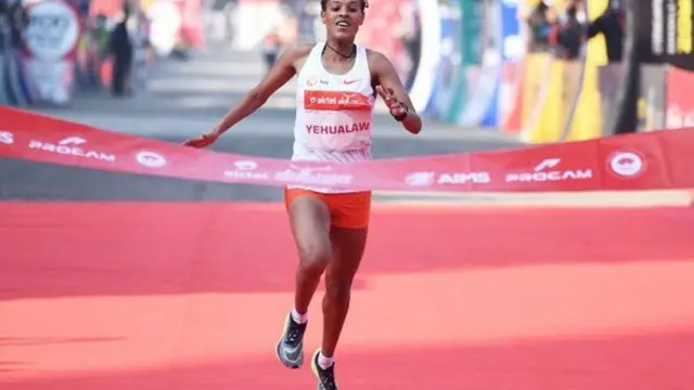 La etíope Yalemzerf Yehualaw, al cruzar la meta en Castellón.