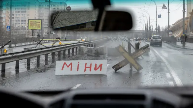 Imagen de una barricada en una vía de Kiev