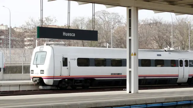 Una unidad de Renfe en la estación ferroviaria de Huesca.