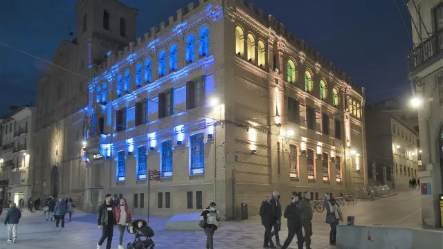 La sede de la comarca de la Hoya de Huesca iluminada con los colores de la bandera de Ucrania.