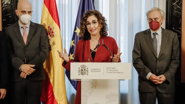 María Jesús Montero, responsable de Hacienda, recibe el documento de expertos.