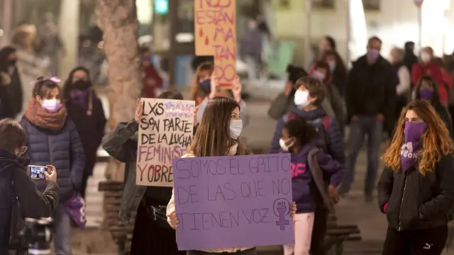 Numerosos municipios aragoneses han convocado manifestaciones y concentraciones con motivo del Día de la Mujer. En la imagen, la celebrada en la ciudad de Huesca el pasado 2021. rafael gobantes