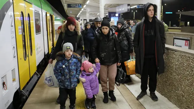 Refugiados ucranianos llegan a la capital polaca, Varsovia.
