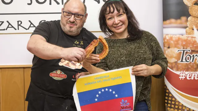 Luis Martín, del bar del Centro Soriano, y la venezolana Noraida del Valle, con los torreznos de premio.