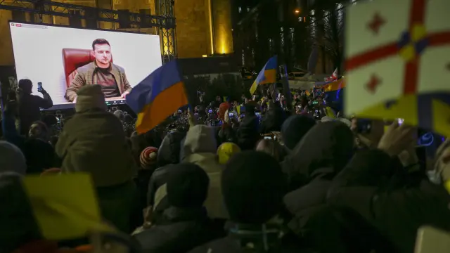 Emisión de un discurso de Zelenski en unas pantallas gigantes en Tiflis