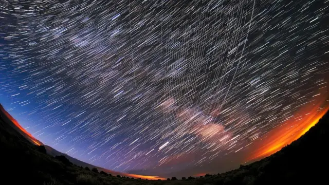 Satélites Starlink fotografiados junto a las estrellas en Nuevo México (EE. UU.) poco después de su lanzamiento.