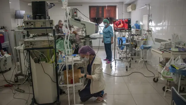 Niños en un hospital de Járkov tras ser heridos en los bombardeos.