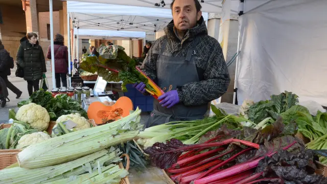 Rafael Gutiérrez con las acelgas de colores en su puesto del Mercado Agroecológico.