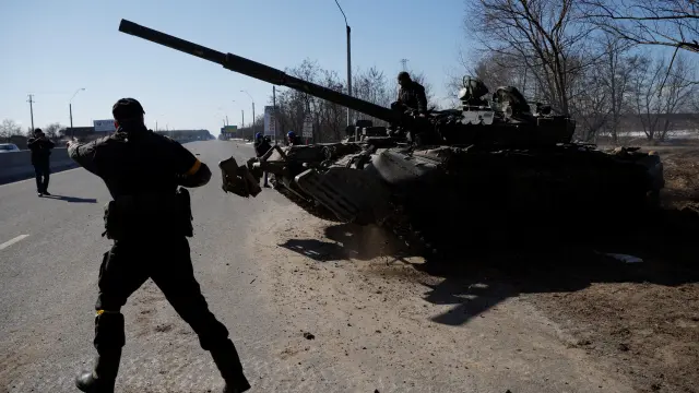 Soldados ucranianos ante un tanque ruso en Brovary, cerca de Kiev.