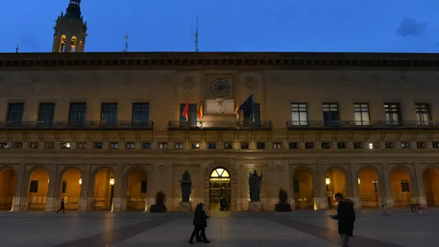 Vista del Ayuntamiento de Zaragoza iluminado por la noche.