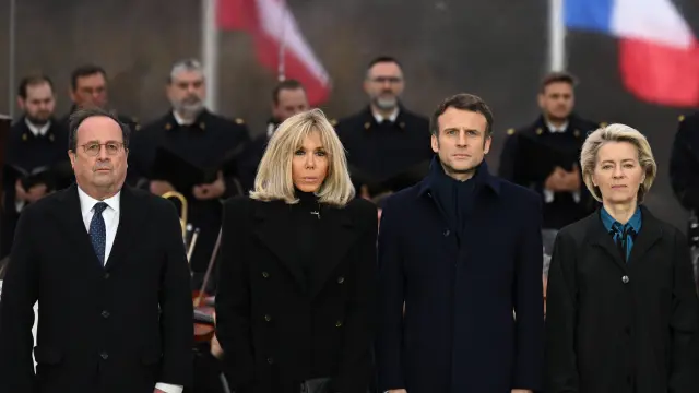 François Hollande, Brigitte Macron, Emmanuel Macron y Ursula von der Leyen durante el homenaje a las víctimas del terrorismo en Europa.