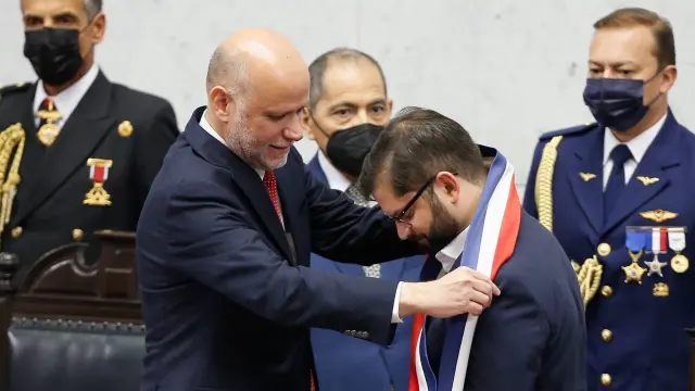 Gabriel Boric recibe del presidente del Senado, Álvaro Elizalde, la banda presidencial.