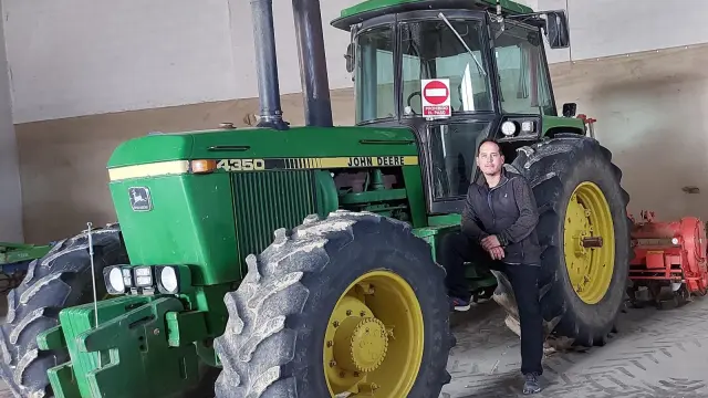 Jesús Ballarín, cerealista oscense, junto a su tractor.