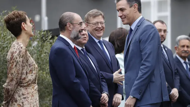 Lambán y Sánchez se saludan en presencia de otros presidentes autonómicos.