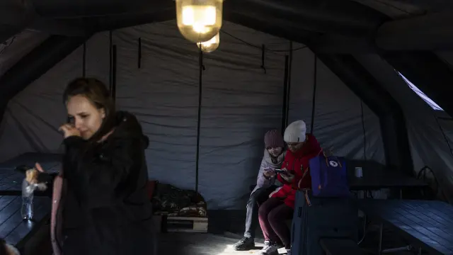 Ciudadanos ucranianos en un campo de refugiados en Polonia