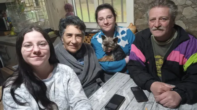 Las gemelas Nadia y Nastia Kulynich, ayer, junto a sus ‘padres’ de acogida José Ángel Rived y Mª Pilar Gutiérrez, en su casa de Gallur.