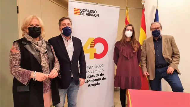 El consejero José Luis Soro, segundo por la izquierda, antes de la rueda de prensa en Huesca.