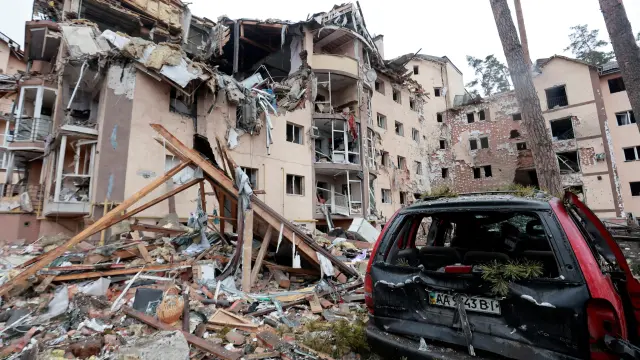 Destrucción en una zona residencial de la localidad ucraniana de Irpin.