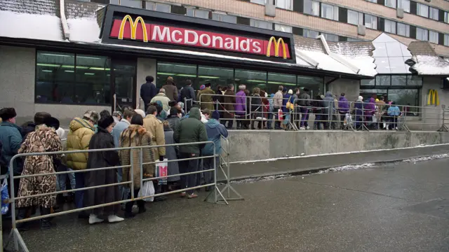 Un Mcdonalds de Moscú con una larga fila de público antes de que se cierre.