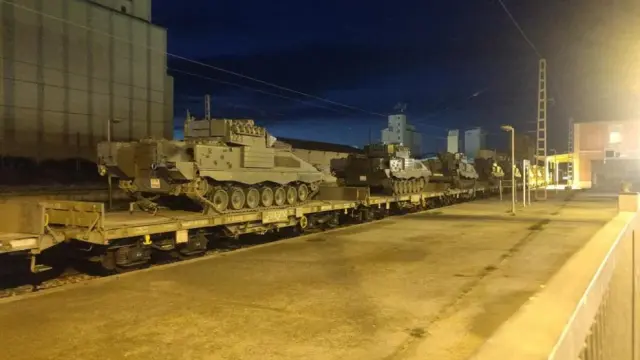 Varios tanques de la comandancia de Ceuta cargados desde el puerto de Tarragona hasta el campo de San Gregorio.