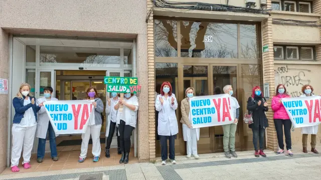 Trabajadores y usuarios se concentran cada viernes a las puertas del actual centro de salud del Perpetuo Socorro de Huesca para reclamar el nuevo edificio.