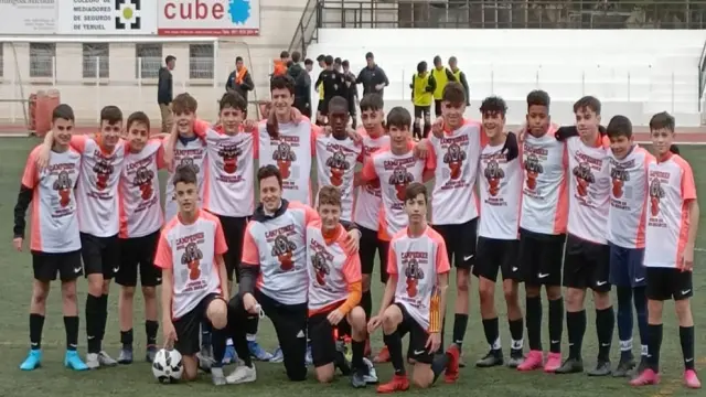 El Santo Domingo Juventud celebra el título de liga tras su victoria en Alcañiz.