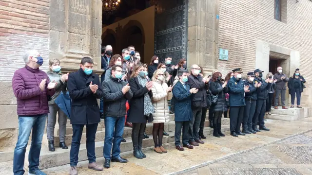 El minuto de silencio ha terminado con un aplauso como apoyo a las tres víctimas de las violaciones grupales denunciadas en Huesca.