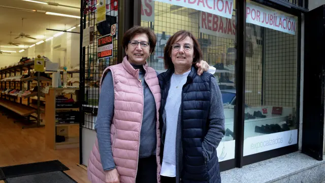 Lucía Garrido, propietaria de Expocalzados Huesca, y Nines Navarro, empleada, a las puertas de la tienda.