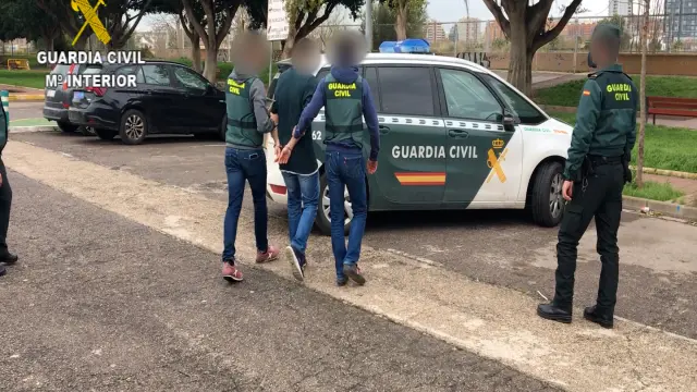 La Guardia Civil desarticula un grupo criminal que había estafado más de 2.000.000 de euros en 32 provincias del país, entre las que se encuentra Zaragoza.