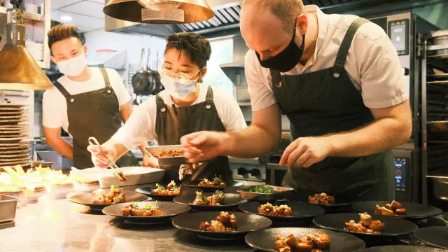 El chef Oliver Jutras prepara el 'menú del futuro' en Singapur.
