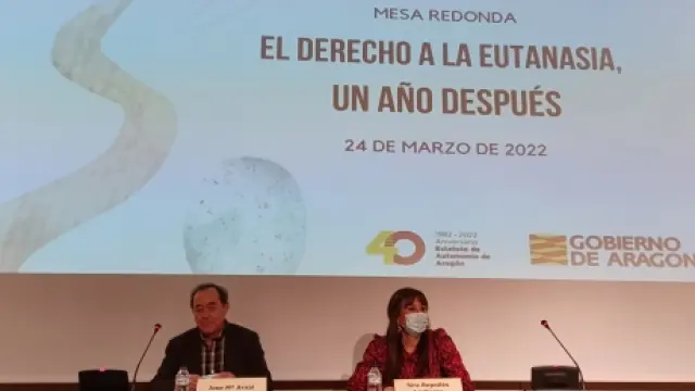 El gerente del Salud, José María Arnal, y la consejera de Sanidad, Sira Repollés, en la presentación de la jornada del primer año de la eutanasia