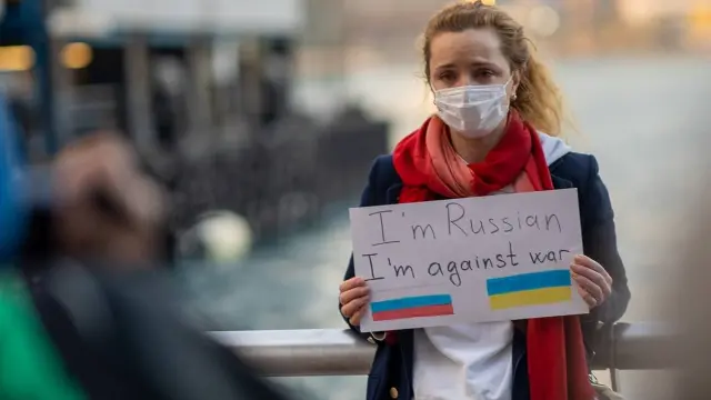 Mujer rusa sujeta un cartel en contra de la Guerra en Ucrania.