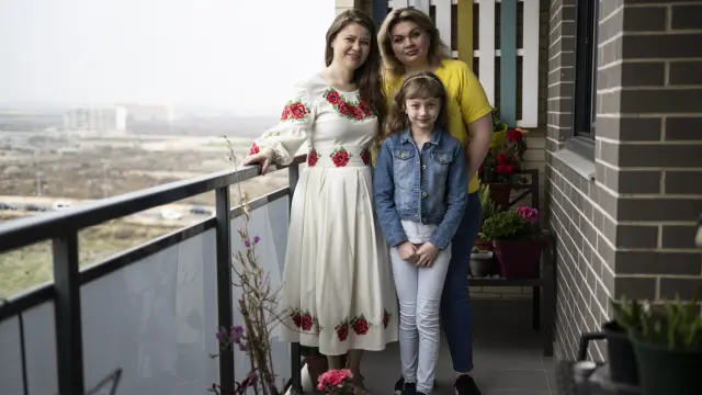 Iryna, Svitlana y la pequeña Viktoriia, en el balcón del piso de la primera en Arcosur.