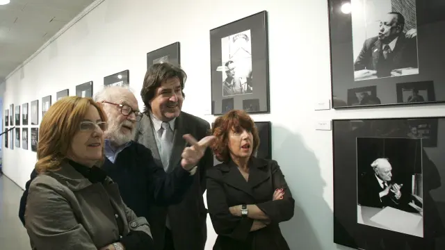 Mario Muchnik fue un editor apasionado y un entusiasta fotógrafo. Exp,uso en la Biblioteca de Aragón en noviembre de 2011. Aquí lo vemos con Mariví Broto, Ramón Miranda y Pilar Navarrete.