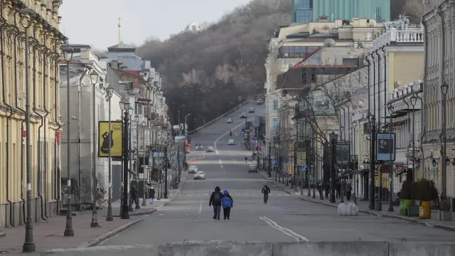 Ciudadanos recorren las calles de Kiev este domingo.