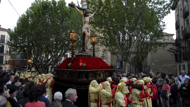 Los costaleros de la Cofradía del Cristo del Perdón de Huesca salen de procesión en la madrugada del Viernes Santo y también para el Santo Entierro..