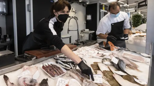Ana Belén López atiende su pescadería del Mercado Central de Zaragoza