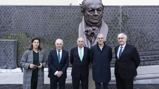 Marta Rodríguez, hija del artista; José Luis Rodrigo; Amado Franco; Diego Rodríguez, y Domingo Buesa, patrono de la Fundación Ibercaja, junto al busto de Goya realizado por Iñaki.