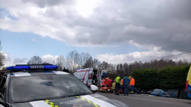 Los servicios de emergencia desplazados al lugar del accidente tuvieron que emplear material de excarcelación para liberar al conductor fallecido
