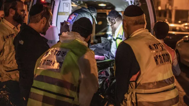 Los servicios israelís asisten a una víctima tras el atentado de este martes en Bnei Brak.