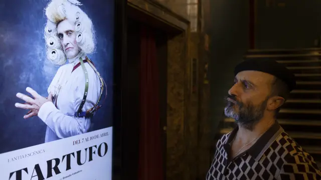 Pepe Viyuela, que encarna a Tartufo, se mira en el cartel.