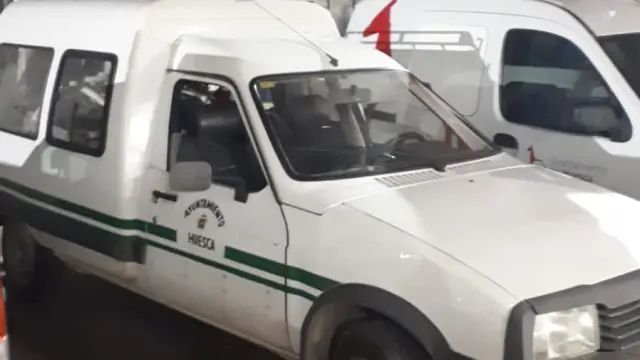 Una de las furgonetas que, según los sindicatos, ya están obsoletas pero se siguen utilizando en los servicios municipales de Huesca.