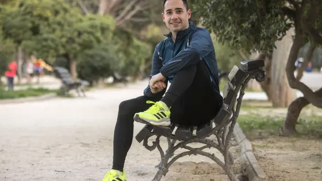 El atleta Alejandro Requejo posa en el Parque Grande de Zaragoza.