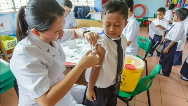Un niño recibe la vacuna BCG, la única actualmente aprobada contra la tuberculosis.