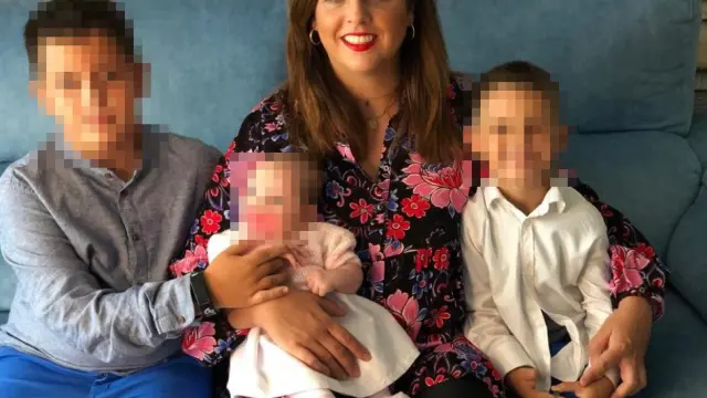 Verónica Martínez, junto a sus tres hijos, obtuvó el carné de familia numerosa en febrero, con una demora de más de más de tres meses.