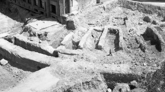 Primera imagen del terreno en el que apareció la edificación romana, publicada en la portada de HERALDO en 1972.