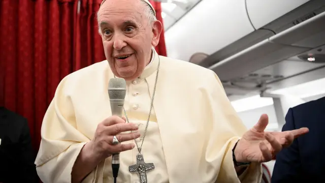 El Papa, en el avión de regreso al Vaticano desde Malta.