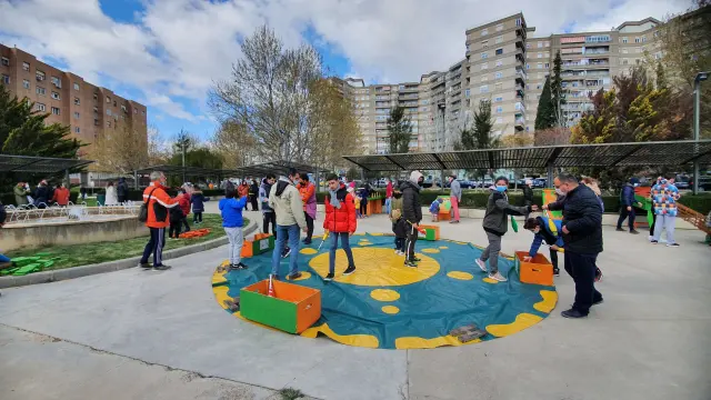 Fiesta inclusiva de Autismo Aragón en el parque Roberto Camardiel de Zaragoza.