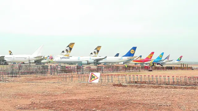 Aviones estacionados en el aeropuerto de Teruel, junto a las obras del hangar para dos Airbus A380.