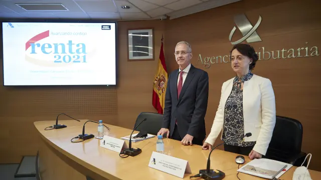 Jesús Gascón, director general de la Agencia Tributaria y Rosa Prieto, directora del departamento de Gestión, en la presentación de la campaña de Renta 2021 Madrid.